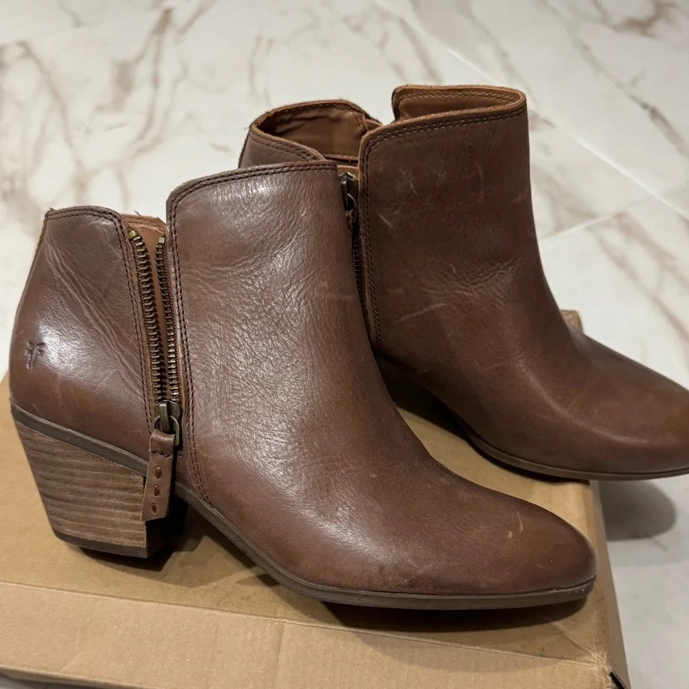 NWT FRYE Brown Leather Double Zip Ankle Boots Booties Size 9